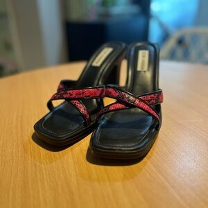 “Steve Madden” Strappy Sandals with Black and Hot Pink Alligator Print